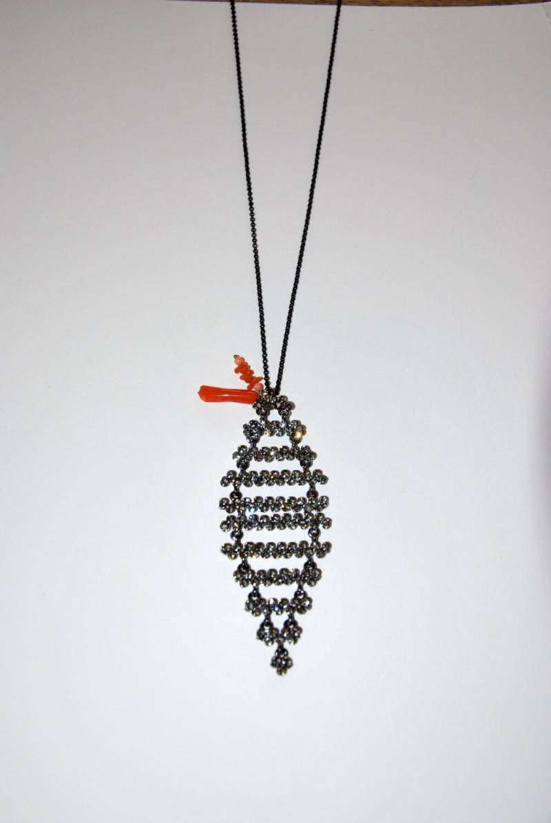 Lange Schwarze Halskette, Große Graue Strassanhänger Und Natürliche Korallen Anhänger von MarieSubirana