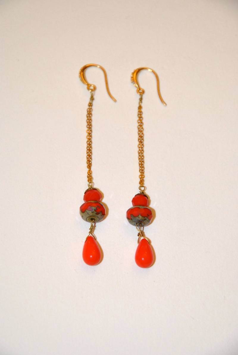 Lange Vintage Goldohrringe, Rotes Glas London Bus von MarieSubirana