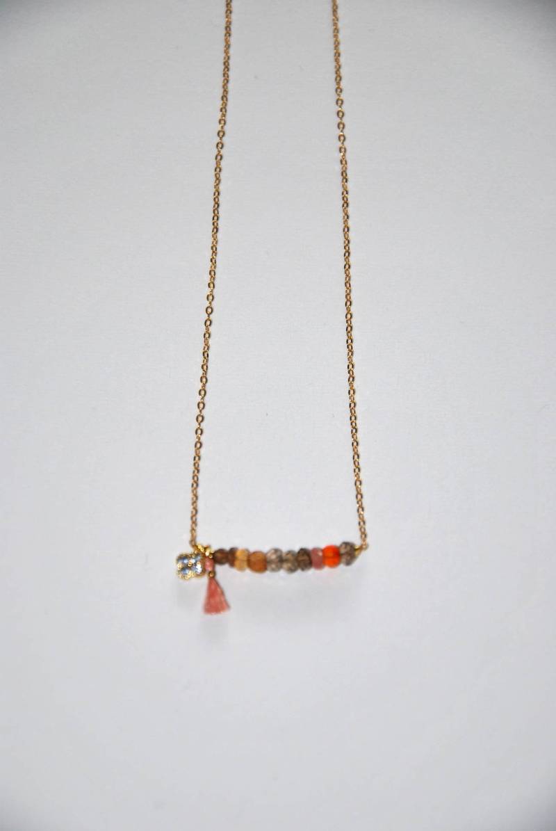 Vergoldete Halskette, Facettierte Opale Perlen, Vergoldete Zirkone Mit Kleeblatt, Quaste Aus Pfirsichrosa von MarieSubirana