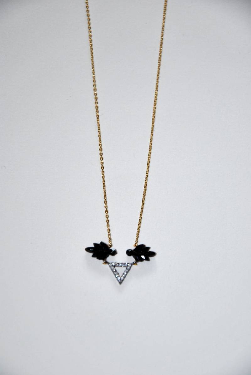 Vergoldete Kette, Dreieck Gepflastert Zirkone Und Alten Jet Blättern von MarieSubirana