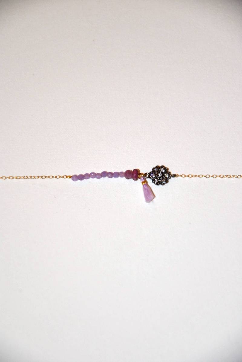 Vergoldetes Armband, Facettierte Mikro Amethyst, Pistole Silber Blume, Lavendel Quaste von MarieSubirana