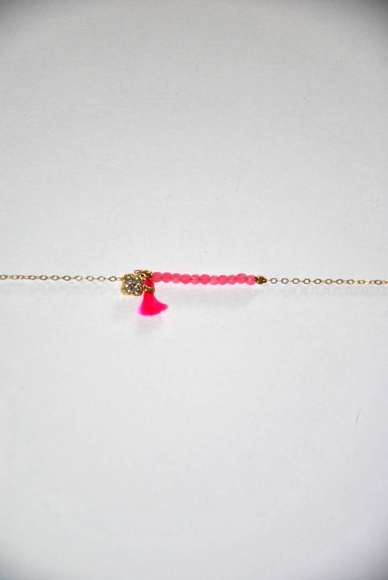 Vergoldetes Armband, Mikro Fluoreszierenden Rosa Achatperlen, Vergoldete Klee Gepflastert Zirkon, Quaste von MarieSubirana