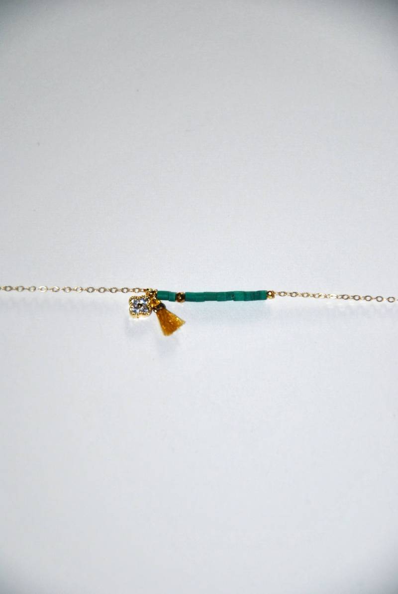 Vergoldetes Armband, Mikro Türkis Und Hämatitperlen, Vergoldet Mini Klee Gepflastert Mit Zirkone, Gelber Seide Quaste von MarieSubirana