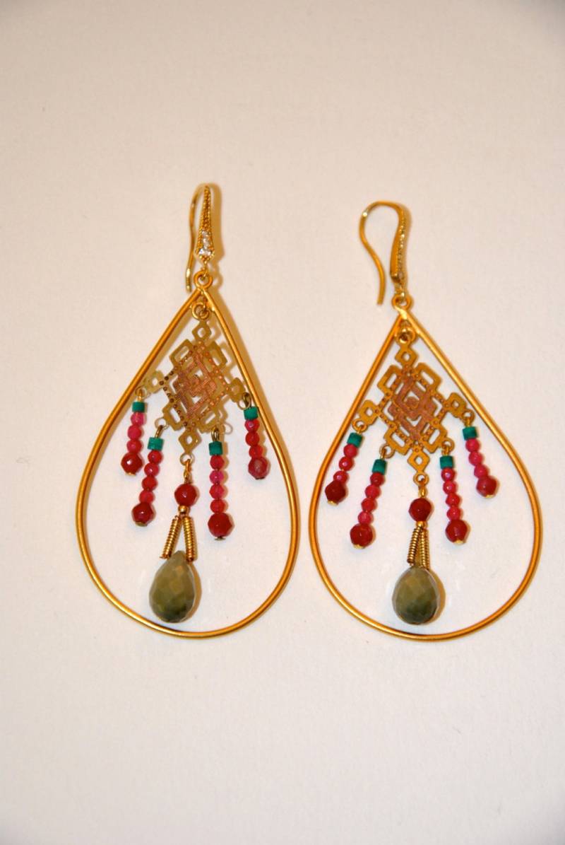 Vintage Upcycled Hand Machte Ethical Lange Vergoldet Ohrringe Rubin Steine Und Grüne Jade Zero-Taille von MarieSubirana