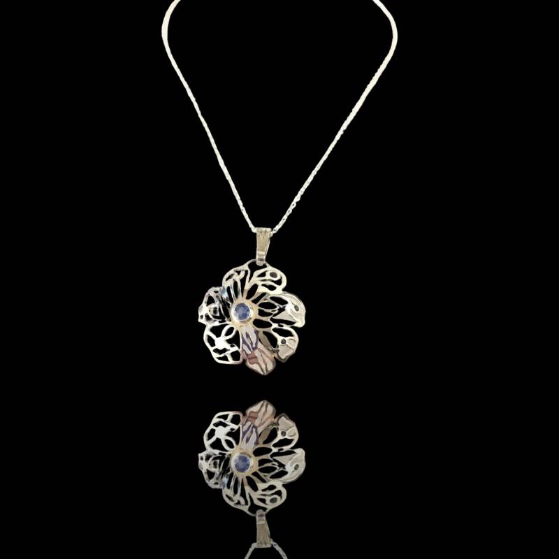 Saphir Halskette Und Massive Silber Bi-Color Blumen Design von Marieannach