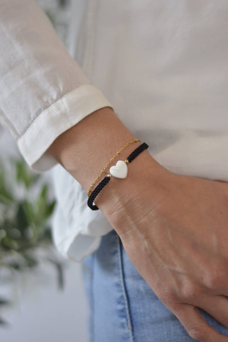 Perlmuttherz Makrameearmband von Mariekarree