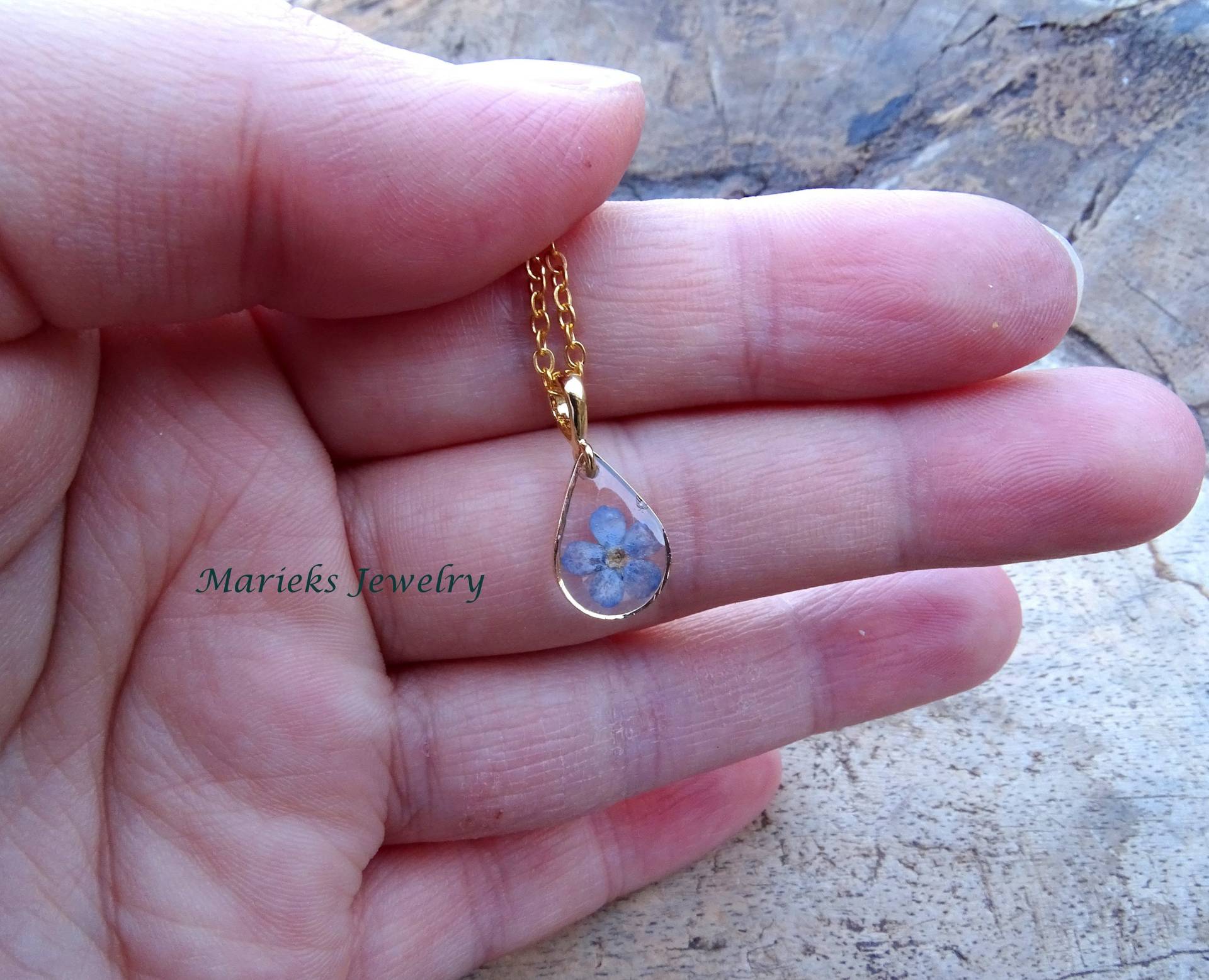Naturschmuck, Andenkenschmuck, Vergissmeinnicht, Gold Oder Silber, Geschenk, Echte Blumen, Trockenblumen, Kunstharz von MarieksJewelry