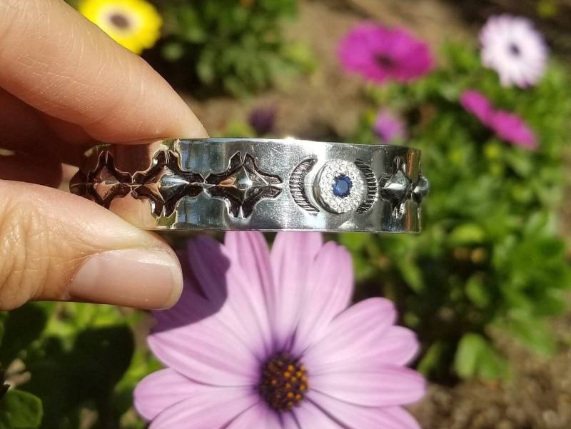 Hausgemachte Sterling Silber Manschetten Armband Handgestempelt Details Und Blautopas von MariemichelleDesigns