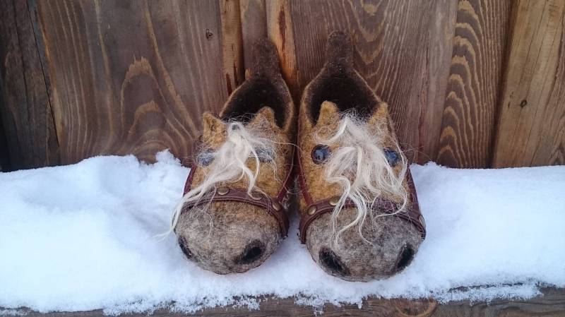 Filzpantoffeln Gelbliche Pferde-Wollpantoffeln-Warme Hausschuhe-Pferdepantoffeln-Wollschuhe von MarienWool