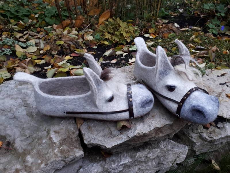 Gefilzte Hausschuhe-Damen Hausschuhe-Pferde Clogs-Warme Schuhe-Hellgraue Pferde Hausschuhe-Hausschuhe Frauen Clogs von MarienWool