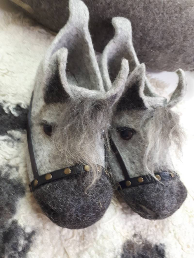 Gefilzte Hausschuhe-Männer Hausschuhe-Pferde Clogs-Warme Schuhe-Graue Pferde Hausschuhe-Hausschuhe Für Männer von MarienWool
