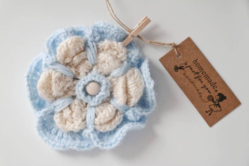 Hellblaue Blüte - Nur Ein Element Brosche Und Haar-Clip Zur Gleichen Zeit. Das Ideale Geschenk Für Jede Frau, Ehefrau, Mutter Oder Oma Hellblaue Blüte - Nur Ein Element Brosche Und Haar-Clip Zur Gleichen Zeit. Das Ideale Geschenk Für Jede Frau, Ehefrau, Mutter Oder Oma von MarillaBlankets