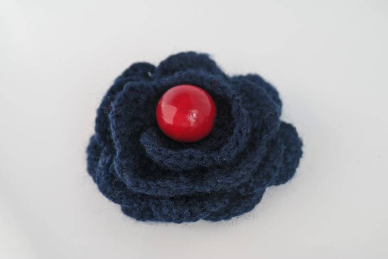 Navy Blue Rose-Haar-Accessoire/Haarband Häkelblume - Nur Ein Element von MarillaBlankets