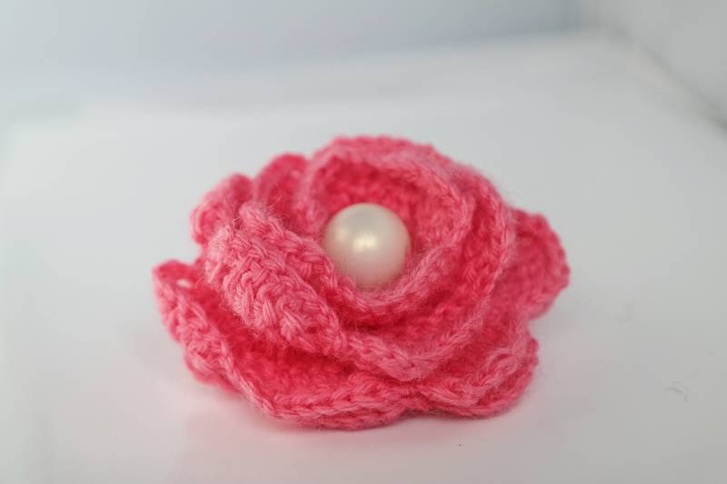 Rosa Rose-Haar-Accessoire/Haarband Häkelblume - Nur Ein Element Rosa Rose-Haar-Accessoire/Haarband Häkelblume - Nur Ein Element von MarillaBlankets