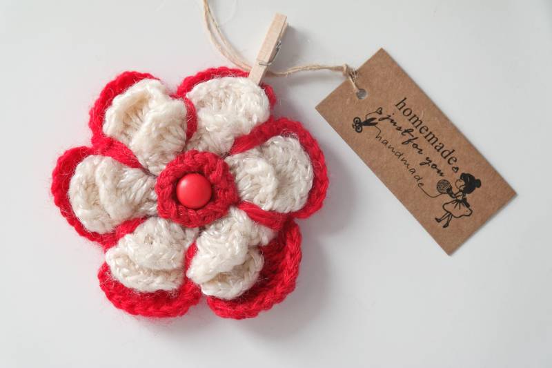 Rote Blume - Nur Ein Element Brosche Und Haar-Clip Zur Gleichen Zeit. Das Ideale Geschenk Für Jede Frau, Ehefrau, Mutter Oder Oma Rote Blume - Nur Ein Element Brosche Und Haar-Clip Zur Gleichen Zeit. Das Ideale Geschenk Für Jede Frau, Ehefrau, Mutter Oder Oma von MarillaBlankets
