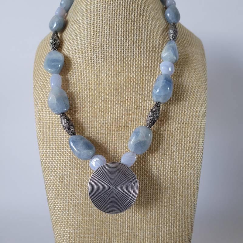 Smoky Blues Große Nuggets Aus Blauem Calcit Und Kleinere Achat Mit Sterlingsilber-Anhänger von MarilouCDesigns