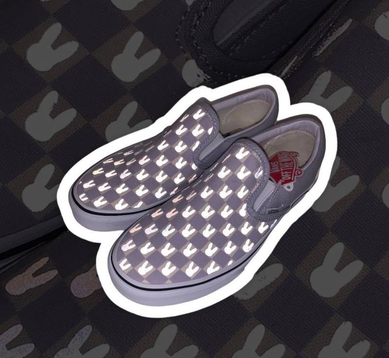 Sofort Versandfertig Bad Bunny Reflektierende Schachbrett Slip-On Vans/Custom Größe 4.5 Männer 6 Frauen Farbe Baby Blau von MarilynsCustomz