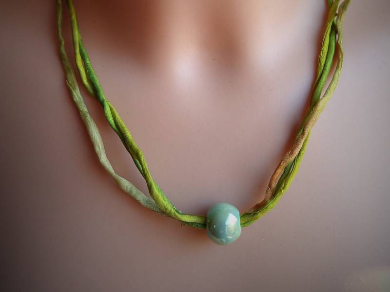 Halskette Aus Handgefärbten Seidenbändern Mit Keramikperle Halskette Aus Handgefärbten Seidenbändern Mit Keramikperle von MarimaDesigns