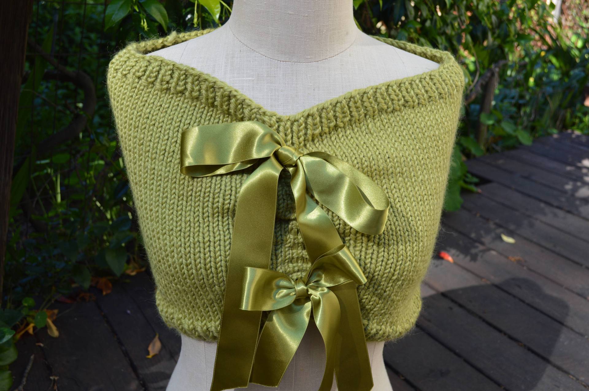 Grüner Shrug Aus Merinowolle Mit Satinschleife von MarinJaneKnits