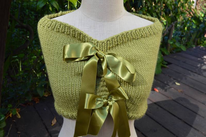 Grüner Shrug Aus Merinowolle Mit Satinschleife von MarinJaneKnits