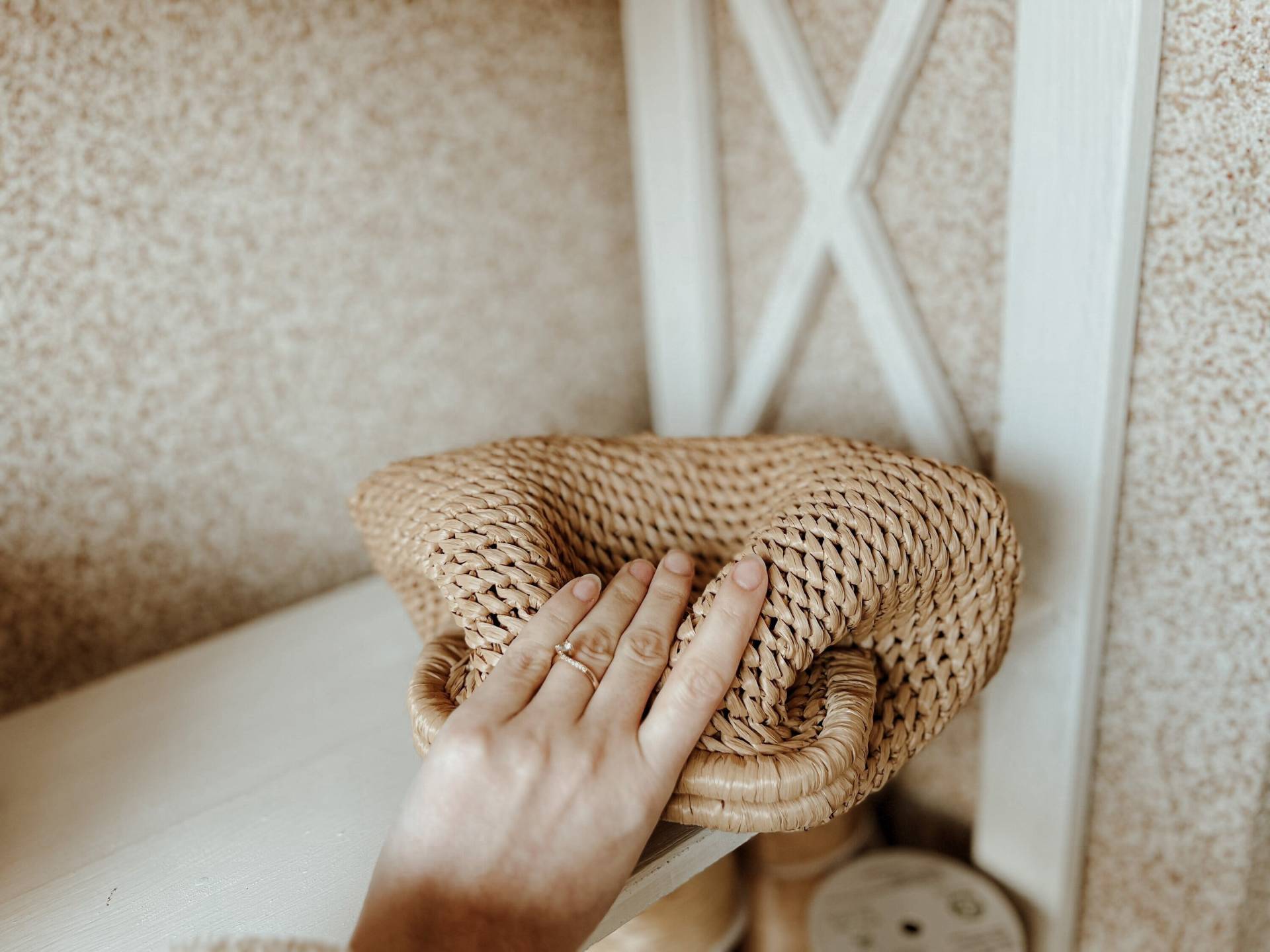 Kraft Raffia Clutch Mit Häkel-Verschluss, Voluminöses Wolken Design von MarinaAleksina