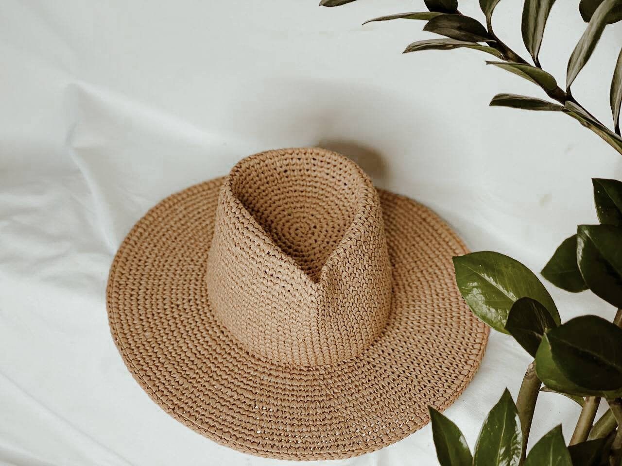 Kraft Raffia Fedora Sommerhut Mit Breiter Krempe von MarinaAleksina