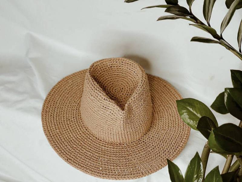 Kraft Raffia Fedora Sommerhut Mit Breiter Krempe von MarinaAleksina