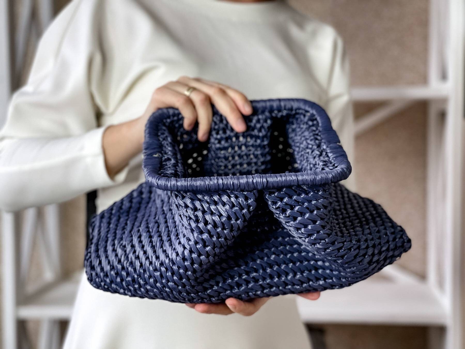 Voluminöse Raffia Clutch Handtasche Im Wolken Stil von MarinaAleksina