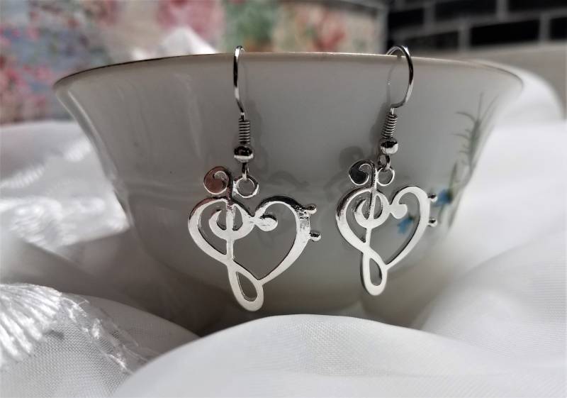 Bass - Und Violinschlüssel Herz Glänzende Silberne Oder Gold Getönte Ohrringe von MarinaSharpDesigns