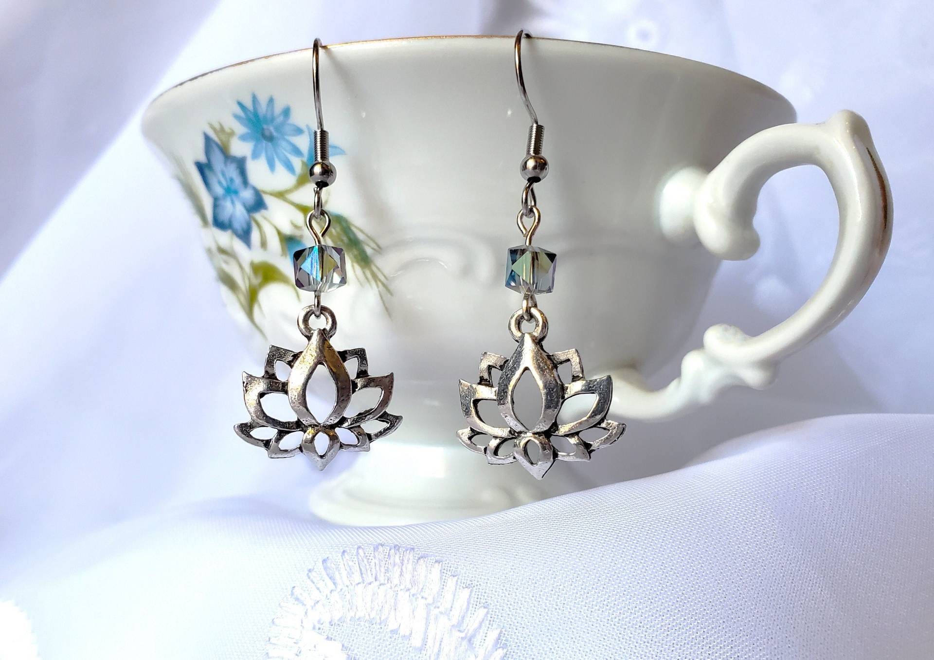 Lotus Und Indigo Irisierende Perlen Ohrringe Lotus Und Indigo Irisierende Perlen Ohrringe von MarinaSharpDesigns