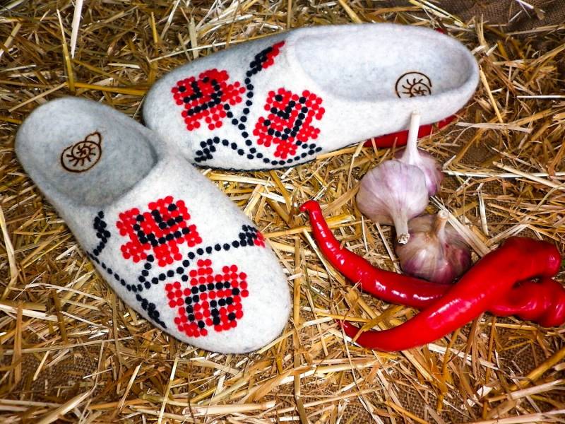 Frauen Boho Hausschuhe Traditionelle Geschenk Folk Rustikale Wolle Gefilzt Schuhe Ukraine Schlafzimmer Flache Blumenhaus Clogs National Ornament von MarinaSheepShop