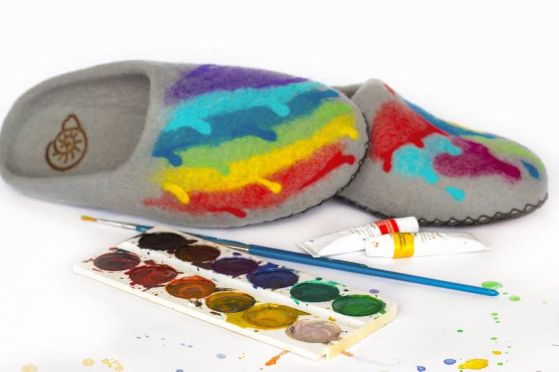 Frauen Grau Hell Gefilzt Hausschuhe Künstler Maler Dekorator Aquarell Druck Wolle Haus Schuhe Malerei Erwachsene Mama Vater Frau Geschenk Männer von MarinaSheepShop