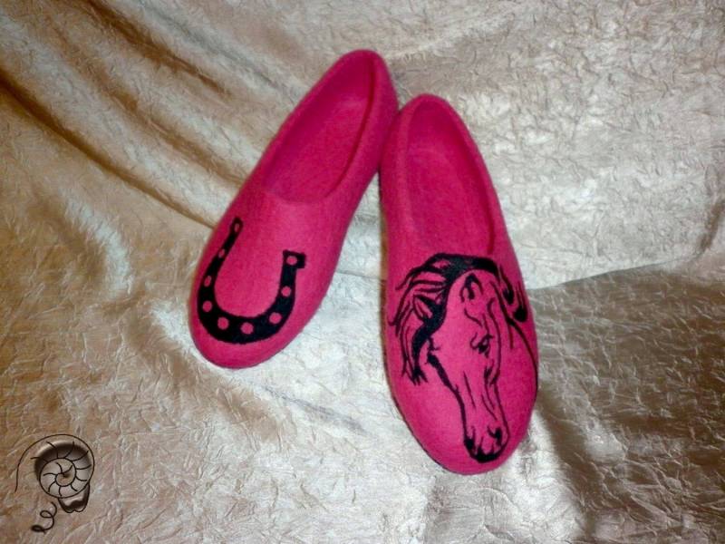 Frauen Rosa Filz Hausschuhe Hufeisen Amulett Viel Glück Talisman Horsemanship Pet Lover Geschenk Wolle Warmes Pferd Haus Gefilzt Tier Clogs von MarinaSheepShop