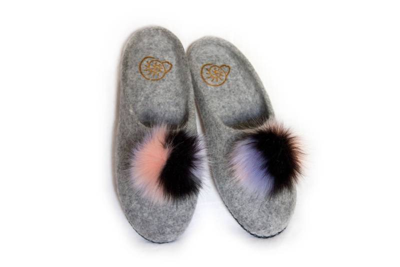 Furry Frauen Hausschuhe Fuzzy Grau Gefilzt Wolle Haus Weiß Schwarz Farbe Flauschige Echte Natürliche Schuhe Eco Fake Pelz Herrin Frau Black Friday von MarinaSheepShop