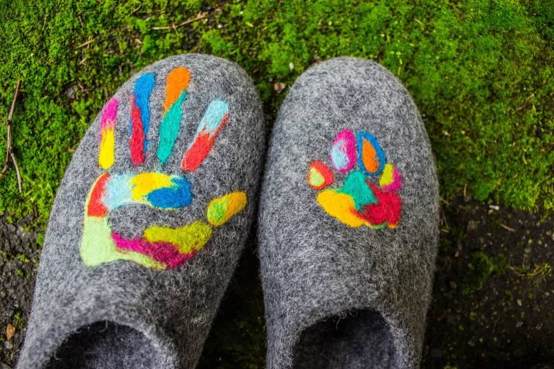 Tier-Liebhaber-Geschenk Filz Hausschuhe Haustier Katze Hund Liebhaber Geschenk Männer Grau Gefilzt Wolle Schuhe Frauen Mann Wollen Clogs Pfote von MarinaSheepShop