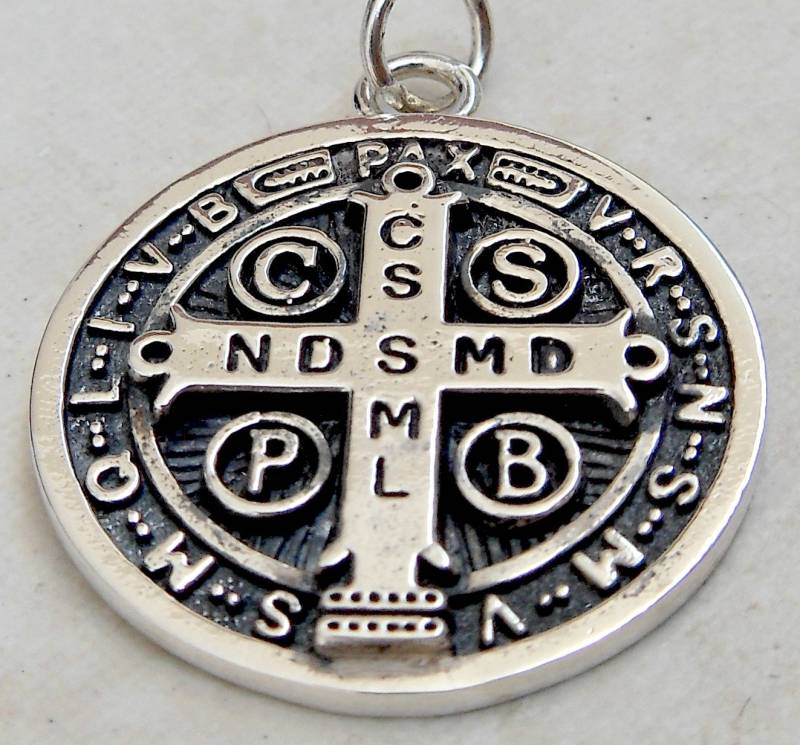 St Benedikt Exorzismus Kreuz Dämon Schutz Geisterjäger Handgemachte 3D Anhänger Massiv Sterling Silber 925 von MarinaSilverJewelry