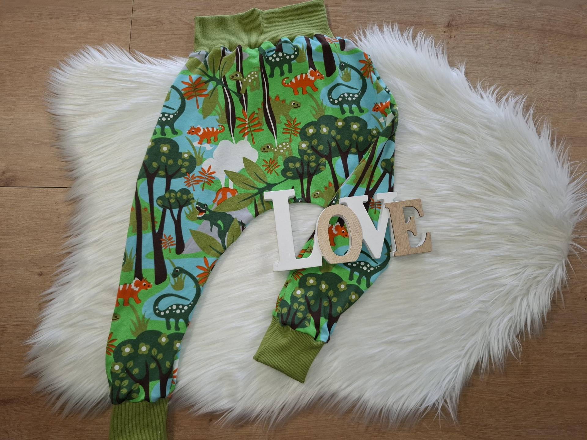 Handmade Pumphose Dinosaurier Landschaft Grün Bunt Gr. 98 104 110 116 122 128 134 140 146 152 158 von Marinakaeferchen