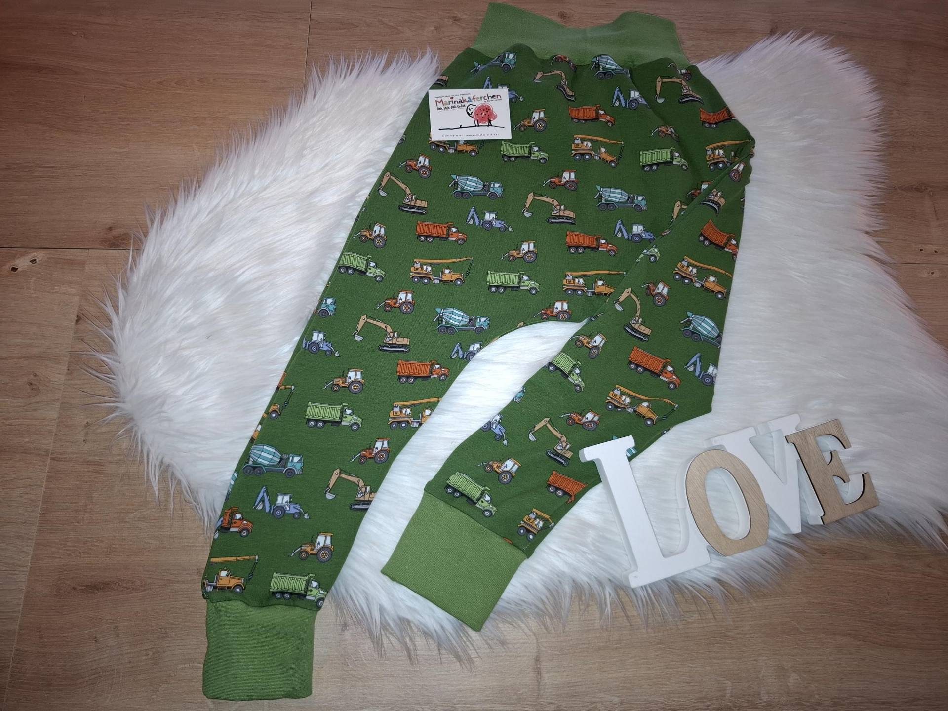 Handmade Pumphose Fahrzeuge Grün Baustelle Bagger Traktor Bequem Sweat Jungen Gr. 56 62 74 80 86 92 98 104 110 116 122 128 134 140 146 152 von Marinakaeferchen