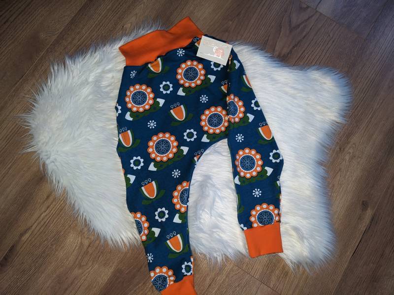 Handmade Pumphose Retro Blumen Dunkelblau Orange Haremshose Mädchen Bequem 98 104 110 116 122 128 134 140 146 152 von Marinakaeferchen