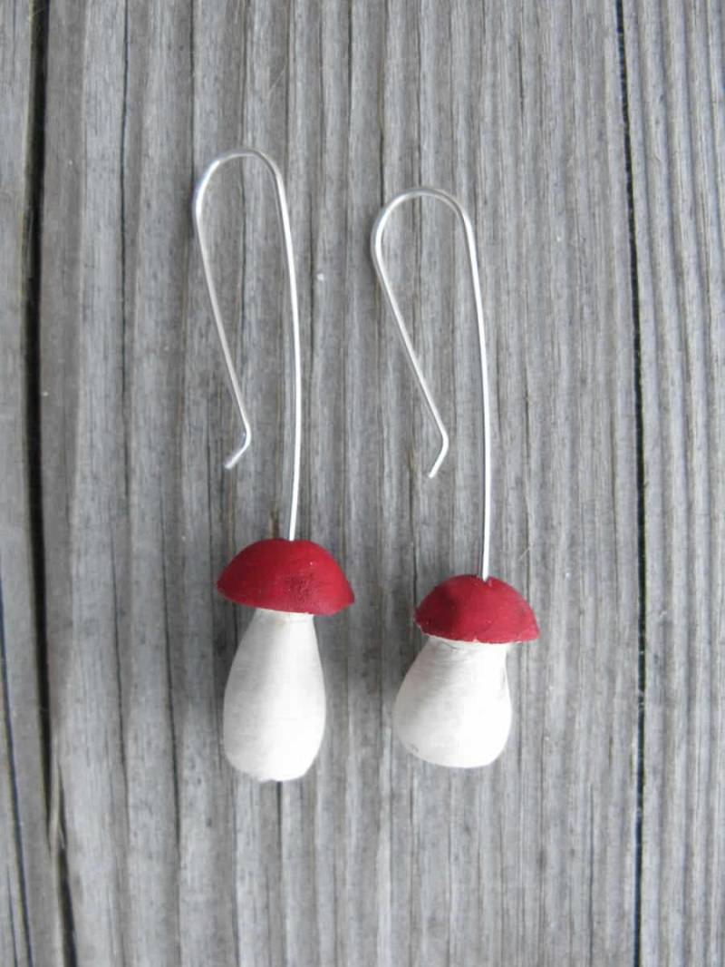 Kleine Steinpilz-Ohrringe Mit Rubinroter Kappe Aus Dem Holz Der Dornröschen von Marinaporcini