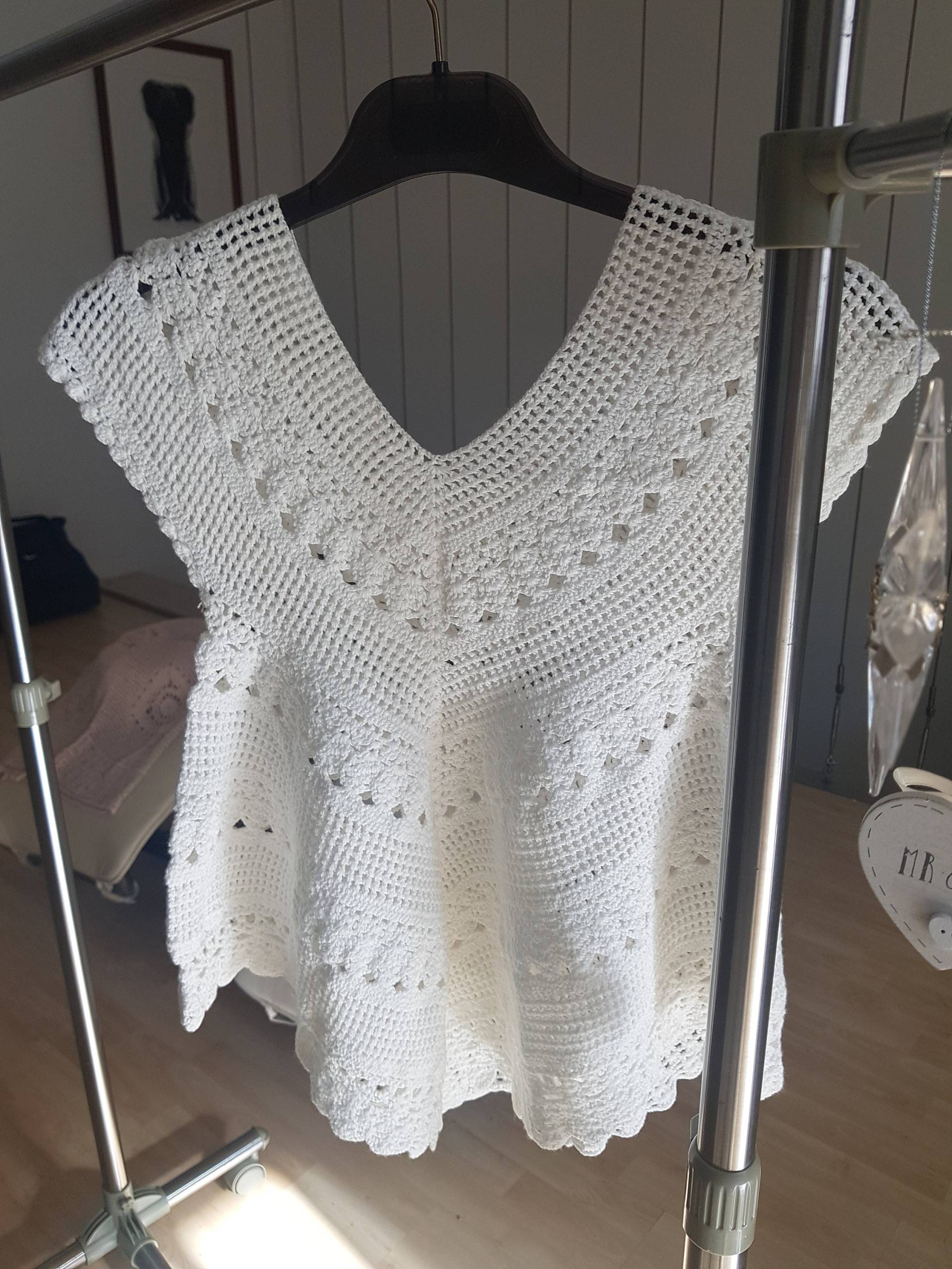 Gehäkelte Weiße Damenbluse, Handgestricktes Baumwolltop, Sommermode von MarinasKnitt