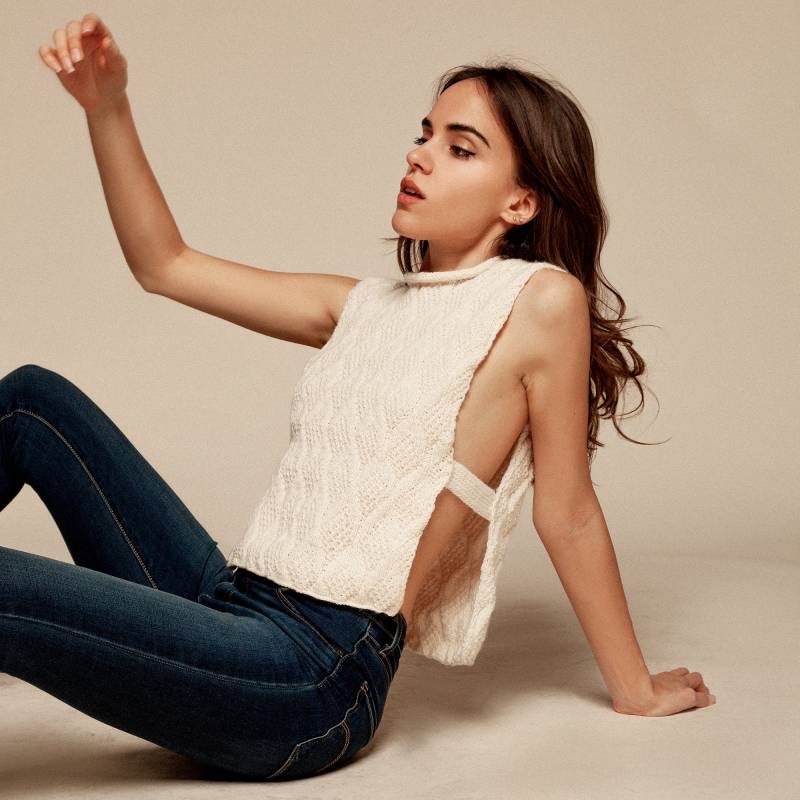 Weiche Handgefertigte Strickweste Mit Seitenschlitzen in Alabaster Weiße Farbe, Ärmellos von MarinasKnitt