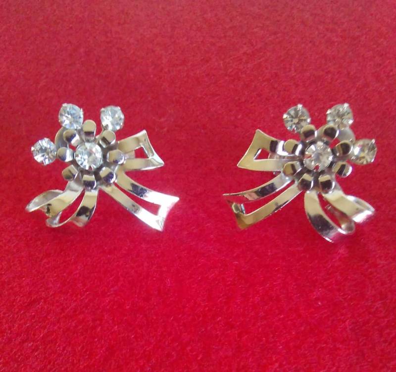 Mitte Des Jahrhunderts Ladies Floral Bow Schraube Hintere Ohrringe von MarinasMishmash