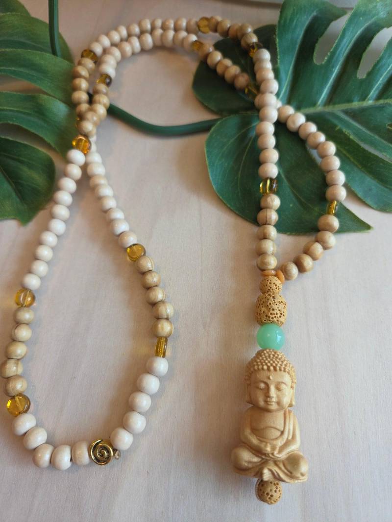 Halskette Mit Holzperlen Und Ah Buddha von MarioMariani