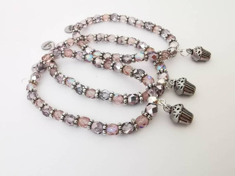 Lila Und Amethyst Glas Cupcake Charm Armband Lila Und Amethyst Glas Cupcake Charm Armband von MarioomaMeme