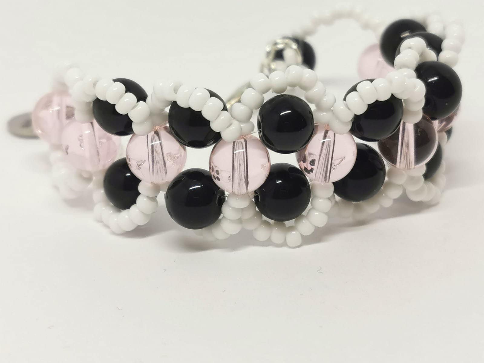 Pink, Weiß Und Schwarz Perlen Glas Manschetten-Armband von MarioomaMeme