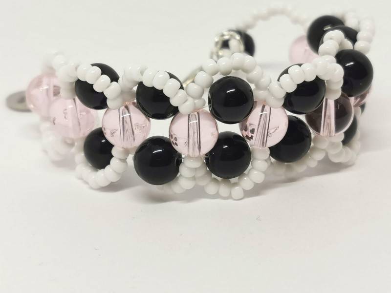 Pink, Weiß Und Schwarz Perlen Glas Manschetten-Armband von MarioomaMeme