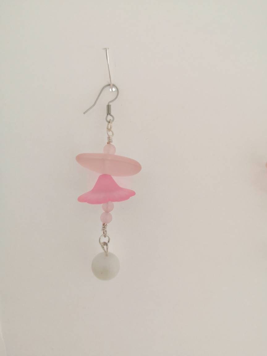 Ungewöhnliche Rosenquarz Und Weiße Glas Rosa Blumen Ohrringe von MarioomaMeme