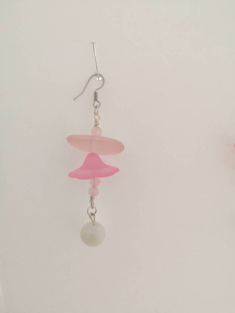 Ungewöhnliche Rosenquarz Und Weiße Glas Rosa Blumen Ohrringe von MarioomaMeme