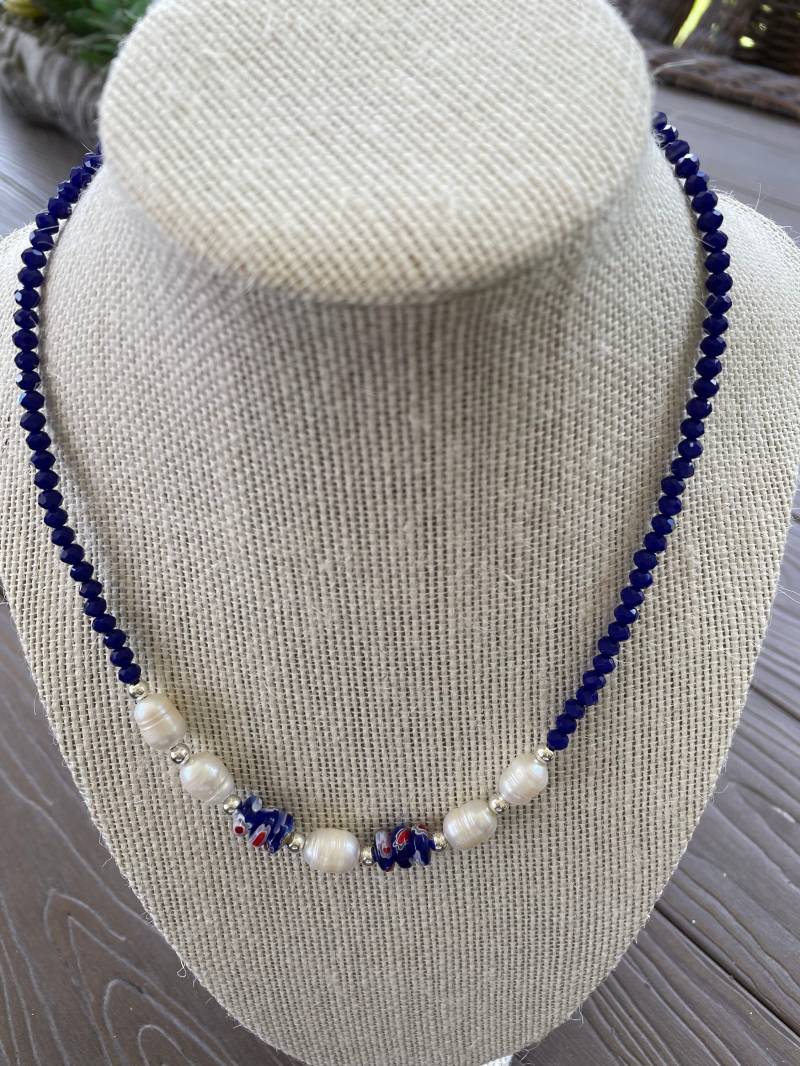 Kristallblaue Kette Mit Perlmutt Und Weiterem Edelstein von MariposaByAnaLopez